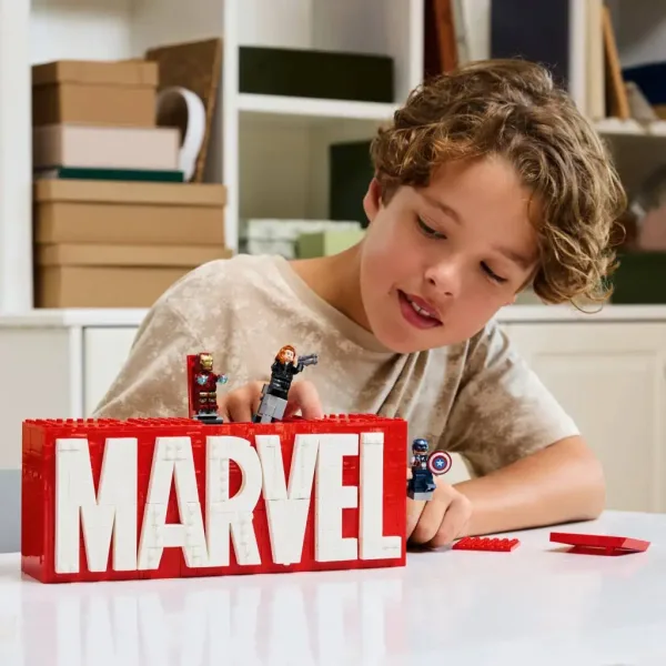 LEGO® Super Heroes: MARVEL logo in minifigure (76313) slika 4