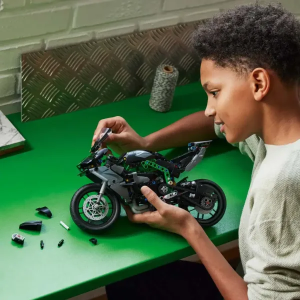 LEGO® Technic: motocikel Kawasaki Ninja H2R (42170) slika 5