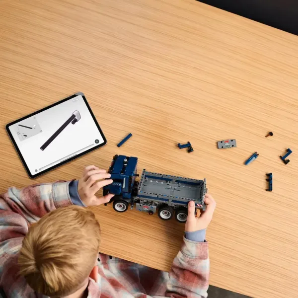 LEGO® Technic: Tovornjak s dvižno platformo (42203) slika 3