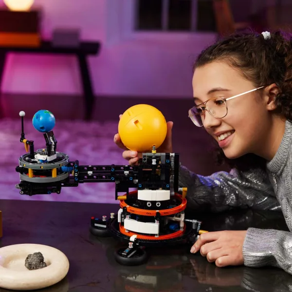 LEGO® Technic: Zemlja in Luna, ki kroži okoli nje (42179) slika 4