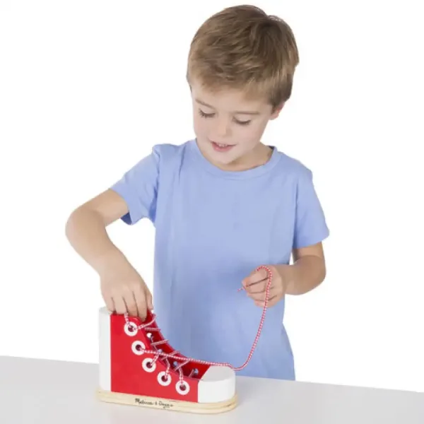 Lesena razvijajoča igra Vezanje vezalk - Melissa & Doug slika 3