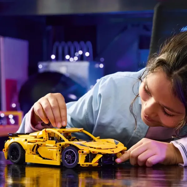 LEGO® Technic: Chevrolet Corvette Stingray (42205) slika 4