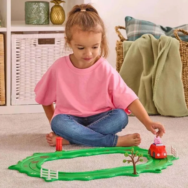 Whizz-Around Peppa prašiček rdeč avto igrač set slika 5
