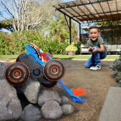 Hot Wheels Monster Trucks: Mega Tiger Shark RC daljinsko upravljani avto - Mattel slika 3