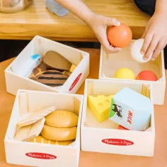Melissa & Doug: Leseni igralni komplet – živila v zabojih - Spin Master slika 4