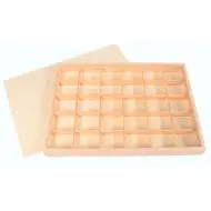 PlayBox: Lesena škatla s pokrovom za shranjevanje z 30 predelki.