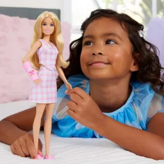 Barbie: Fashionista Prijateljice stilna modna punčka v gipsu v roza karirasti obleki – Mattel slika 5