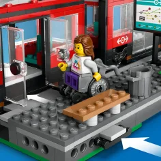 LEGO® City: Tramvaj in postaja v središču mesta (60423) slika 5
