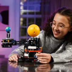 LEGO® Technic: Zemlja in Luna, ki kroži okoli nje (42179) slika 7