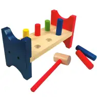 Lesena majhna miza s kladivom