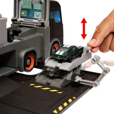 Matchbox A film: 2 v 1 Mercedes tovorni avto in preoblikovalna proga – Mattel slika 2