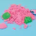 PlayBox: Roza barvna kinetična peska v vedru 1kg