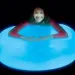 Super Glo Wubble svetleča mehurčkasta žoga modre barve 75 cm
