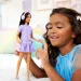 Barbie: Fashionista Prijateljice stilna modna punčka s slušalkami v vijolični obleki – Mattel slika 5