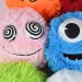 Dlakava plišasta žoga Fuzzy Monsters v več različicah 23 cm